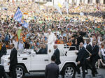 Papst Franziskus fährt durch die Reihen der 80.000 Ministrantinnen und Ministranten. Er winkt den vielen jungen Menschen zu.